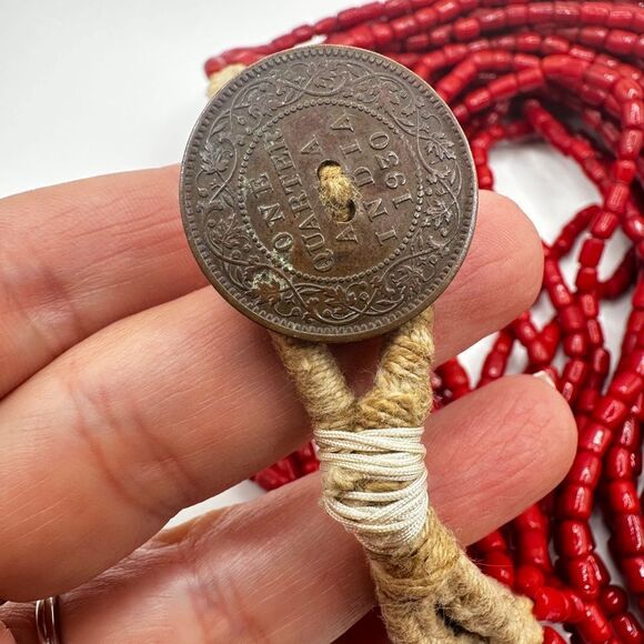 24" and 15 strands of "red coral" glass beads with 1950 Anna coin clasp! - Picture 12 of 17